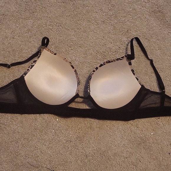 Victoria's Secret Bra, 34D Leopard Print! - Picture 2 of 3